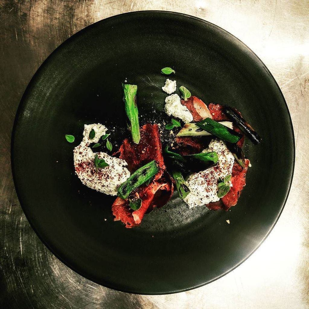 theguerillagril's tweet photo. Goat ham, labneh, sumac, charred onion @plateaubrighton #dishtesting https://t.co/7SMlGUaEW6 https://t.co/Eu1JvJC29Y