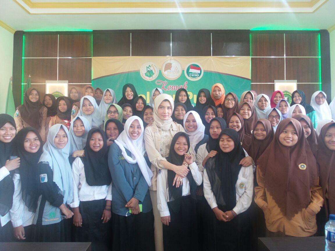 arzeti_bilbina's tweet photo. Kemah Pelajar Putri Nahdlatul Ulama, dalam Rangka Hari Santri Nasional 2016 https://t.co/nGaDIKXLi6