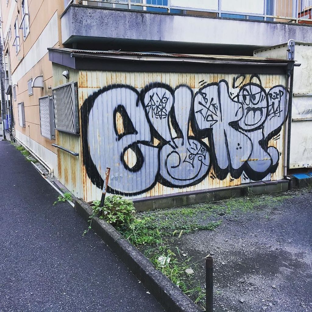 vandalarchiver's tweet photo. #easy #kimer #graffiti https://t.co/5xCyWVRX6K https://t.co/f962pWfIW4