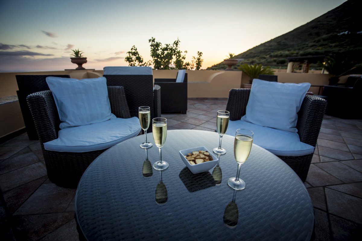 BelvedereSalina's tweet photo. Goditi in nostra compagnia un ottimo #aperitivo in terrazza! https://t.co/CH559wtXUt #AlwaySalina #InterludeVacation #SicilyHoliday #beauty https://t.co/mGFuRiDn1T