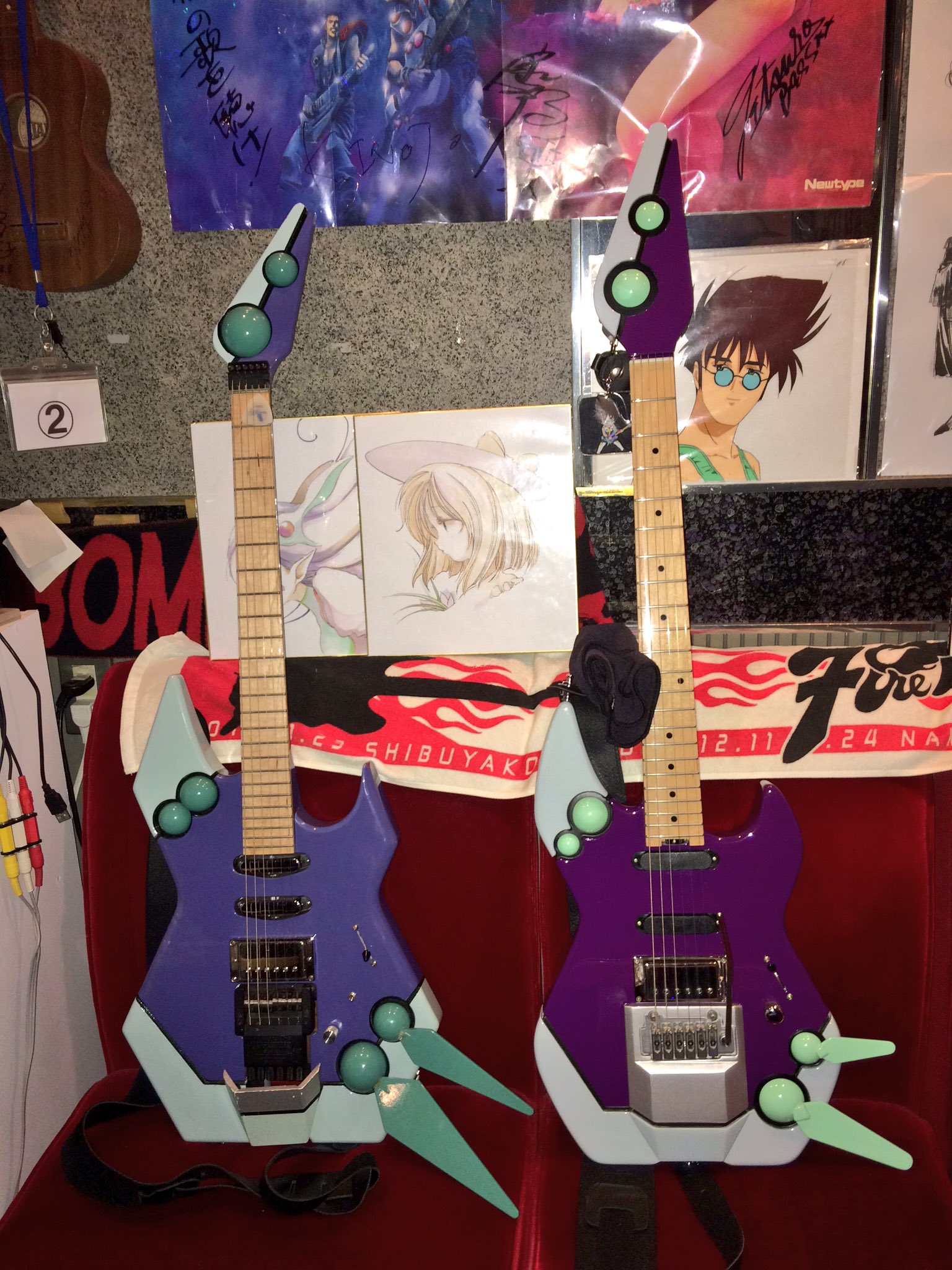 Gwyn Campbell ペングウィン Prototype Basara Guitar Compared To The Final Esp Version At The Firebombar Terrific Bar Drop In And Say Hi Macross Anime T Co Olajl1w1oj Twitter