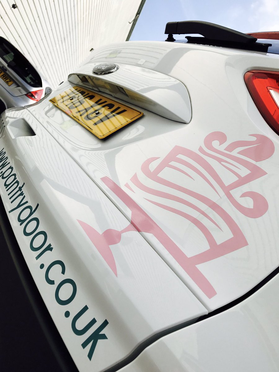 #vehiclegraphics installed this morning #HappyFriday using <a href="/Metamarkuk/">Metamark</a> materials #designthinking from <a href="/designbybimbo/">Design by Bimbo</a> #sheffieldissuper #love