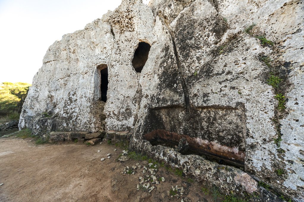 Diumenge 23 d'octubre excursió al conjunt de coves excavades de la necròpolis de cala Morell @Mtalayotica gobmenorca.com/diumenge-23-ex… #Menorca