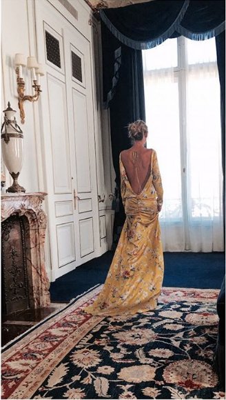 Diseños elegantes y estampados florales forman parte de la nueva colección #SS17 firmada <a href="/adrianaigles/">Adriana Iglesias</a>