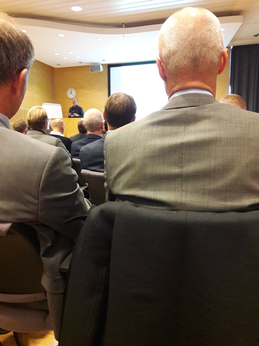 kirstis's tweet photo. Norsk IT-bransje 2016 #mennidress https://t.co/9F1uWFXefG