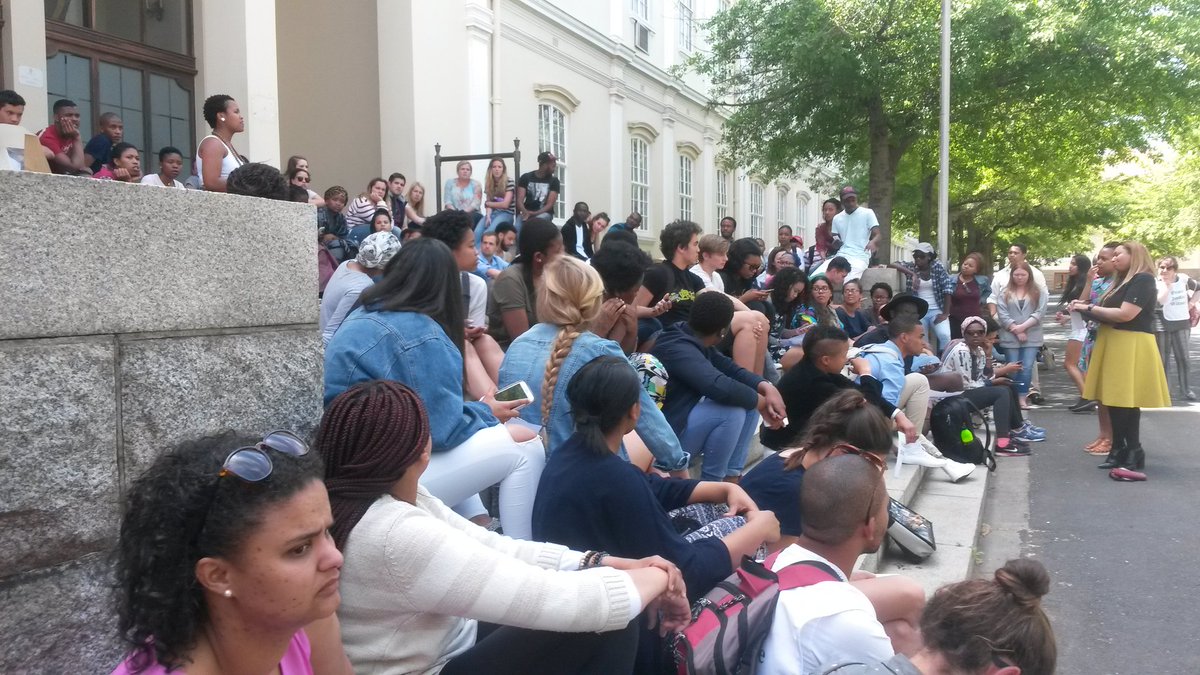 WhitneyPrins's tweet photo. #Fees2017 #SFMFDefiance #FeesMustFall https://t.co/yyRKIbdaSn