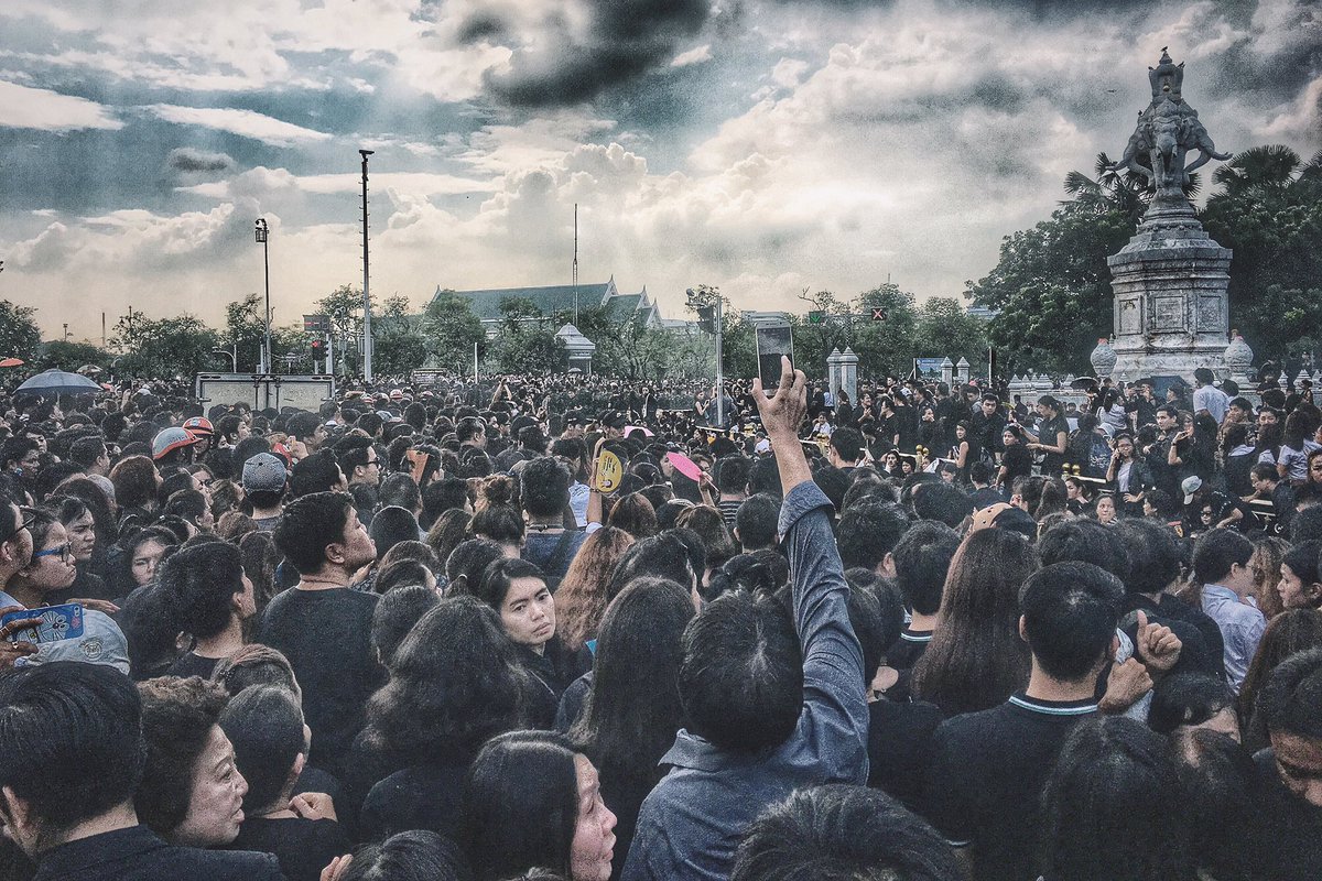 xiseks's tweet image. No words #เรารักในหลวง #KingBhumibol #ขอเป็นข้ารองพระบาททุกชาติไป