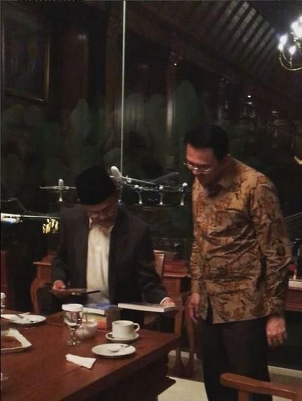 detikcom's tweet photo. Saran BJ Habibie Buat Ahok: Tetap Senyum Walau Orang Salah Paham https://t.co/p4wySr3yVQ https://t.co/FwgzmO3RhG