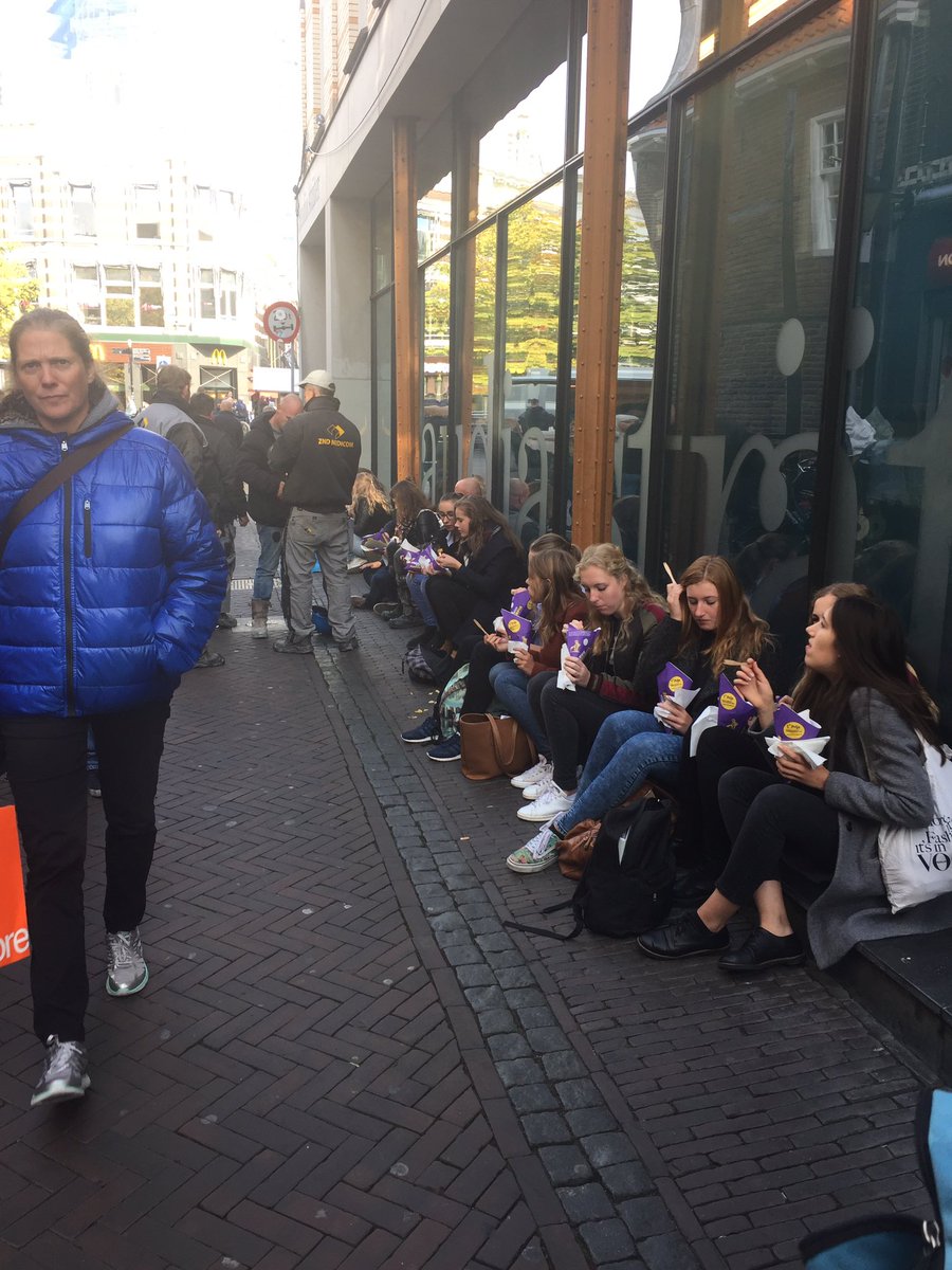 SabinevdGiessen's tweet photo. Veel mensen met zakjes #mannekenpis in #Utrecht in totaal zo'n 10.000 gaan er over de toonbank #gratisfriet #jubileum https://t.co/OWPSVSYp3P