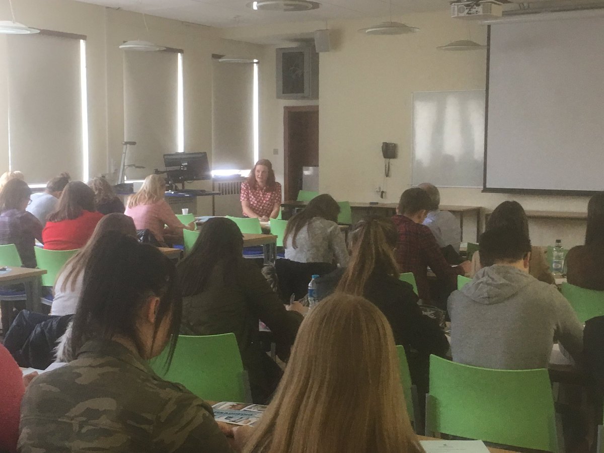 Caryl Lewis yn sôn am sut i gofnodi syniadau a ffyrdd o edrych ar y byd i'n hysbrydoli #cynhadledd #safonuwch <a href="/CymraegAbertawe/">Cymraeg Prifysgol Abertawe</a>