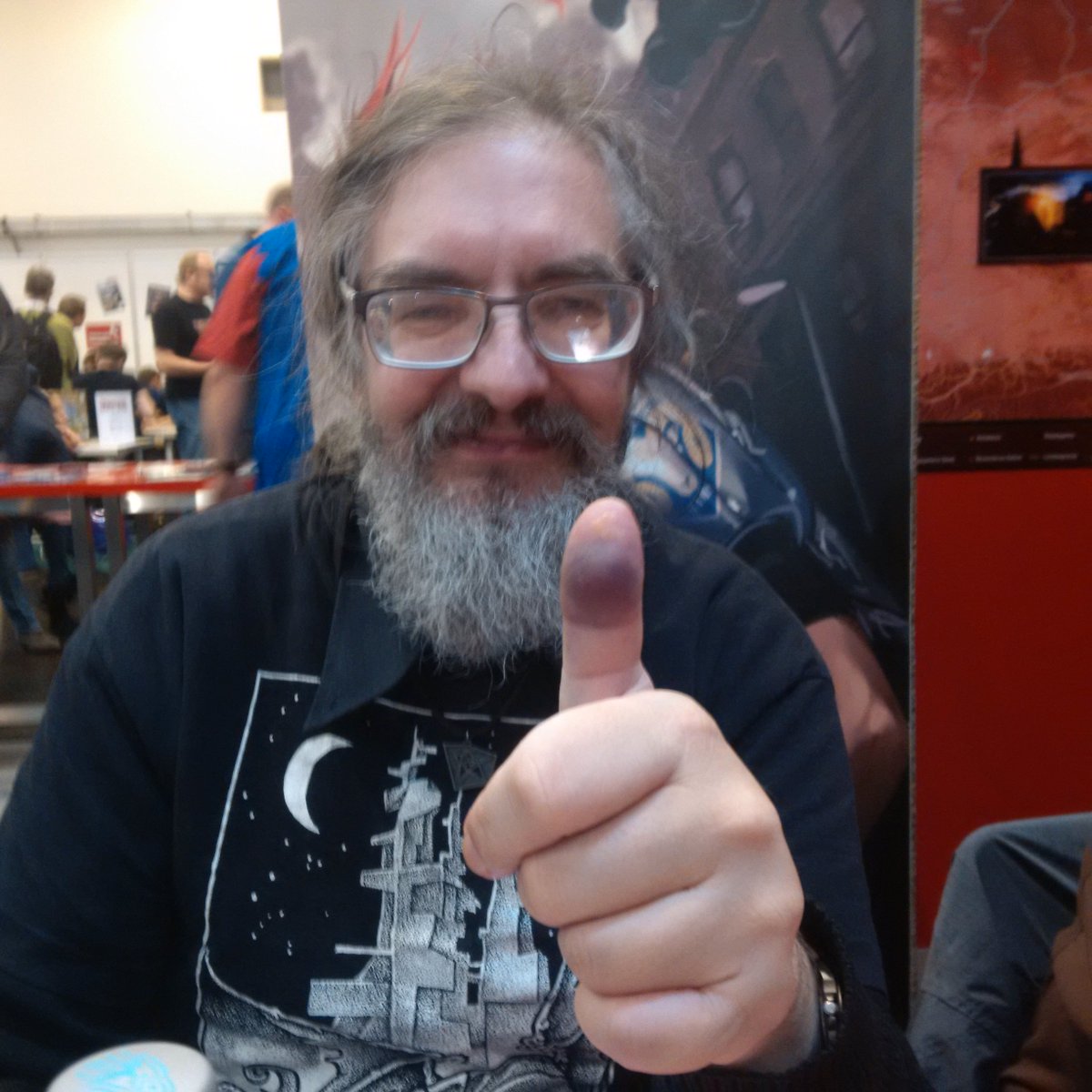 hannohirrim's tweet photo. Daumen hoch für Detlef 😀 #hingefallen #dummgelaufen #trotzdemGuteLaune #Spielemesse https://t.co/Sgn6MuuiBz