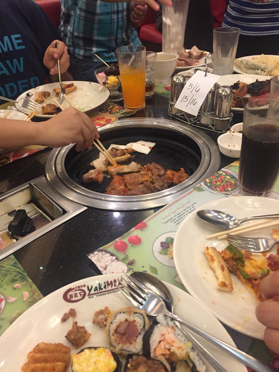 miss_jwo's tweet photo. Raw food grill in the middle and buffet food all round. #HMgoes #phpconfph dinner https://t.co/DrG3mg502W https://t.co/Z9AadKeJbo