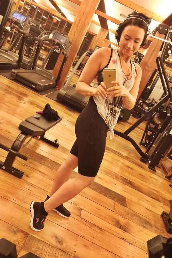 ElSUPERfan's tweet photo. A las celebs les gusta practicar deporte con @SkechersSpain! #OtoñoConSkechers #FashionFridays90 https://t.co/dWIfDCzdLY