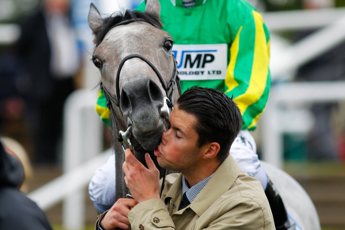 NewmarketRace's tweet photo. Who has that #FridayFeeling? MRS DANVERS certainly did during Autumn Ladies Day #winningkiss https://t.co/sxG1iG5zp5
