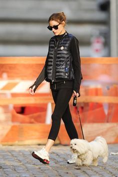 ElSUPERfan's tweet photo. Otro look sport el de Olivia Palermo con su perrito #OtoñoConSkechers #FashionFridays90 https://t.co/7xevbwfnDO