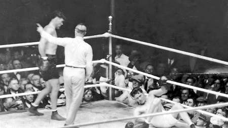 BoxingArchive's tweet image. Tunney wins "long count" fight

On Sept. 22, 1927, Jack Dempsey, left, lost to Gene Tunney at Soldier Field.
#Boxing

#ArchivePhoto