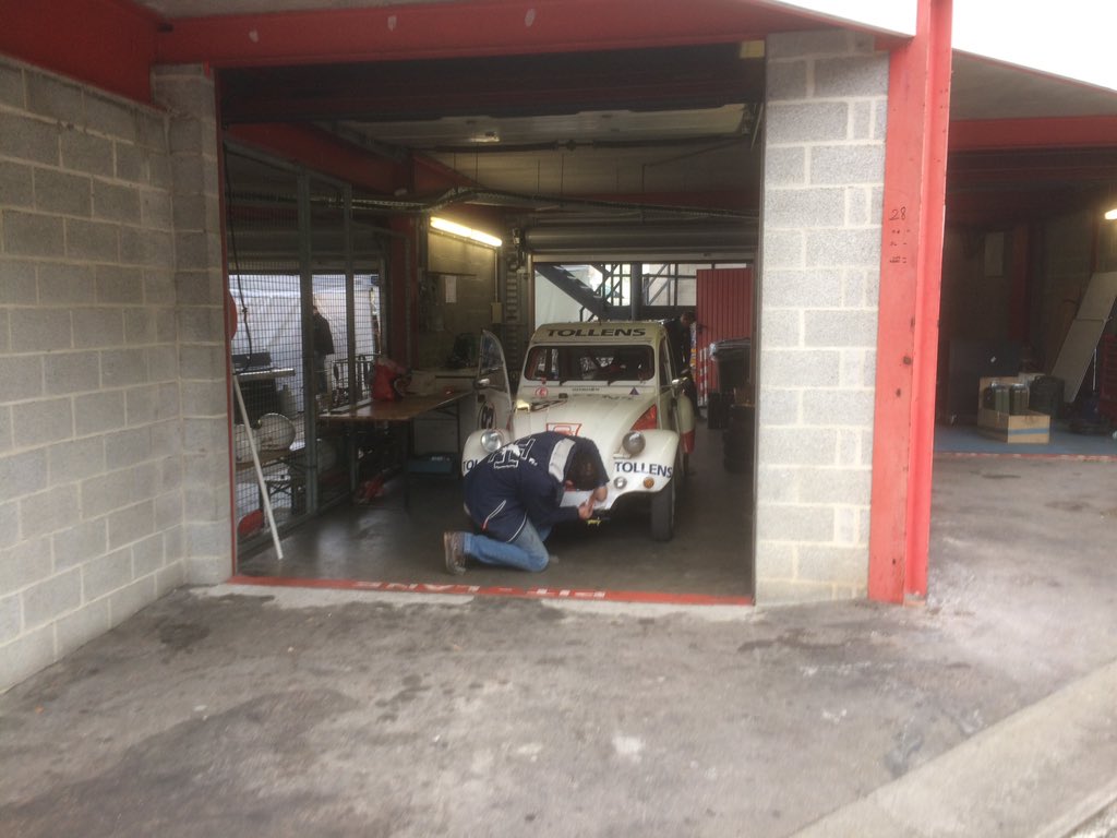 2CVStudentTeam's tweet image. La voiture est installée, contrôle technique dans les prochaines minutes! #24h2cv