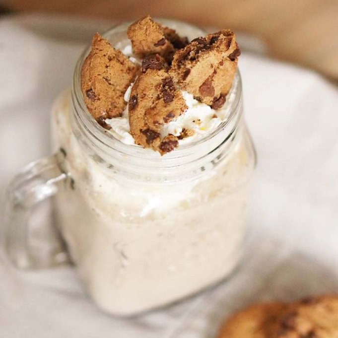 BlogSocietyNL's tweet photo. Fijn weekend iedereen! Vergeet vooral niet deze Chocolate Chip Milkshake van @schepjesuiker  te maken: https://t.co/KKWimsGkLV https://t.co/l5z6th1LUl