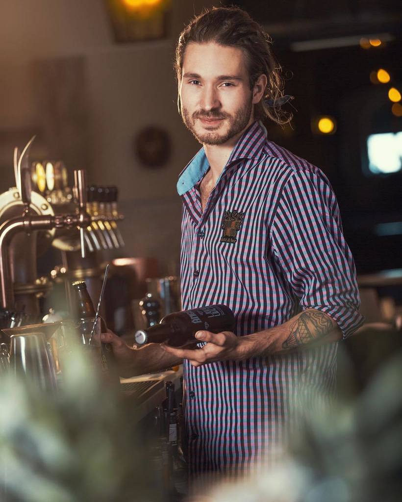 KottochBar's tweet photo. Viktor – vår drejande bartender. <3
Som den kreatör han är får Viktor utlopp för sin kreat… https://t.co/OIs4NUy3D8 https://t.co/vifyvrxzym