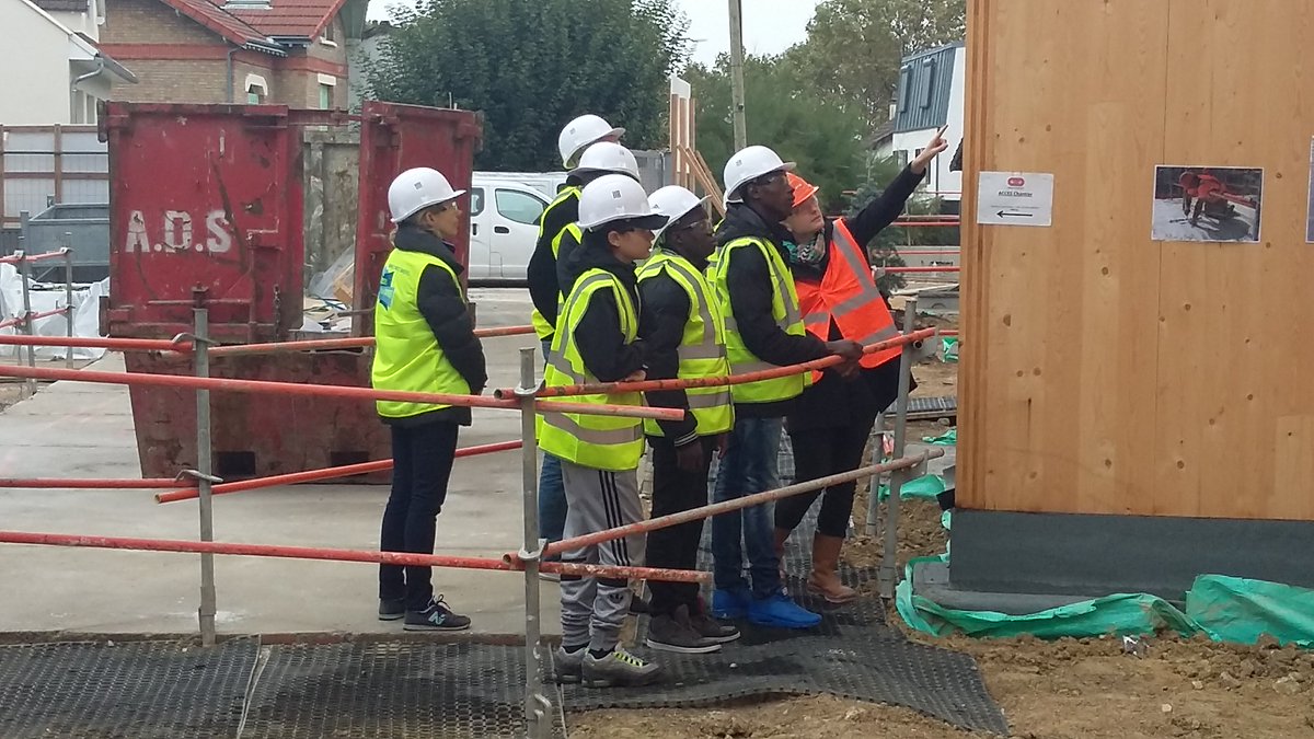 Bouygues_C's tweet photo. #CdB2016 -Immersion des élèves dans un des 1ers chantiers labélisés bas carbone @Issylesmoul en structure #bois ! https://t.co/L6Bgb0U6yX https://t.co/D1tF6BgfXB
