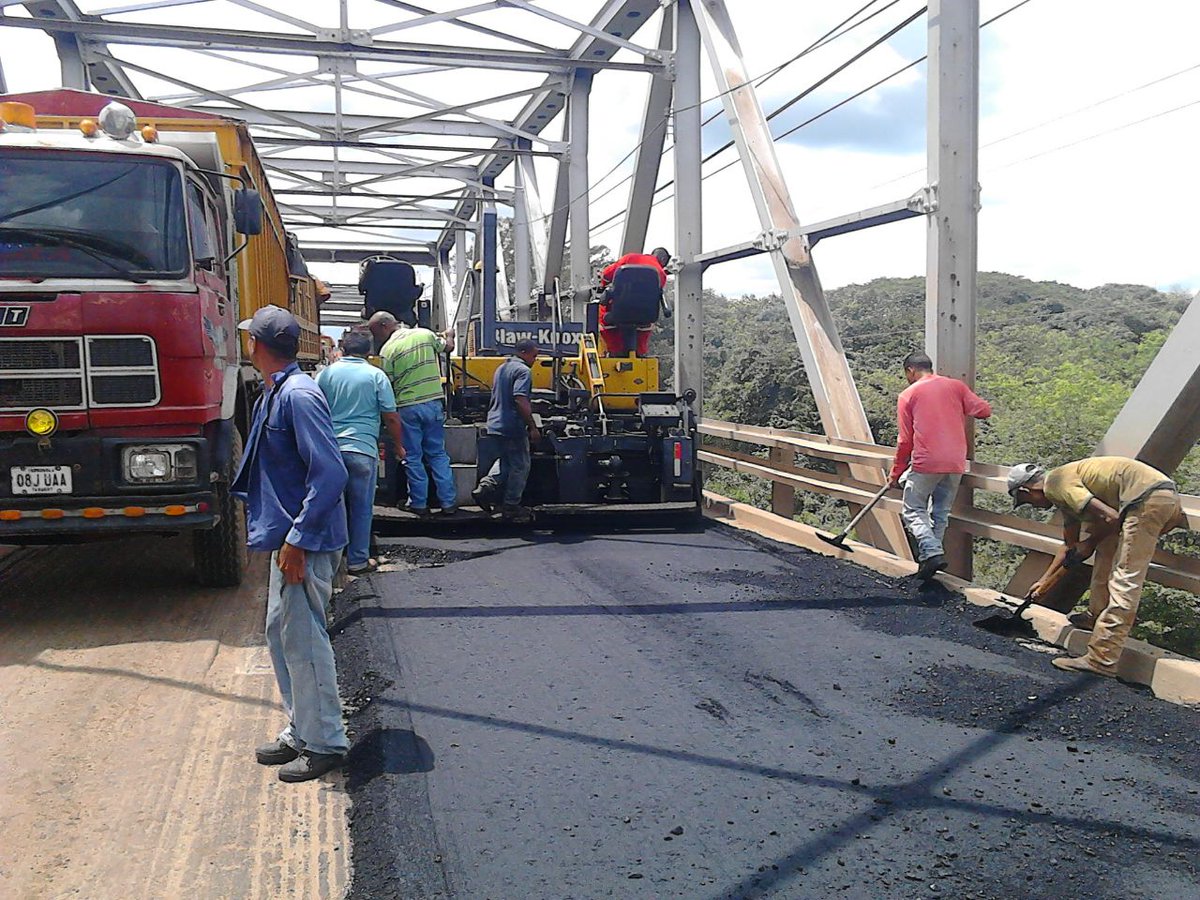 SGGGUARICO's tweet photo. #Vialidad || Continúa asfaltado en el Puente Aldao del Mcpio. #Miranda  #Guárico
#PresupuestoSoberano2017  https://t.co/TsXpOEmyG4