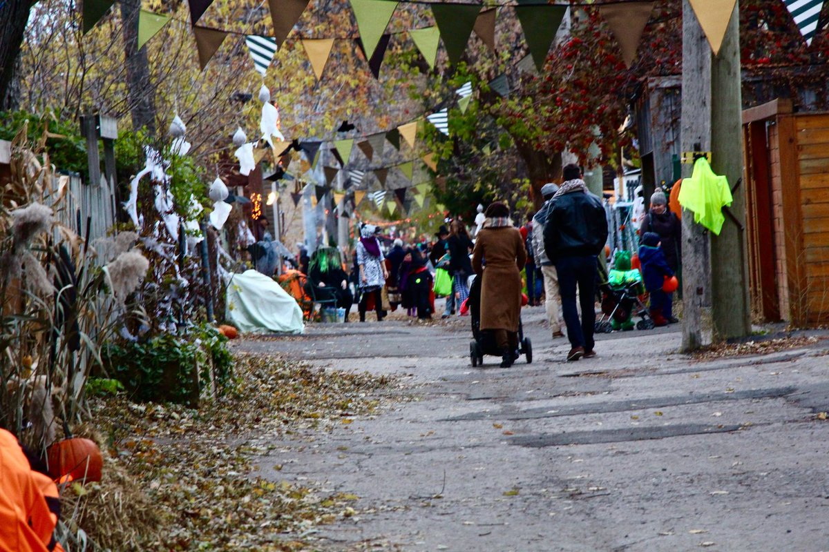 MattMortez's tweet photo. La fête d’Halloween la plus courue et sympa de #RosePatrie de retour pour une 4e année au nord du métro Beaubien!

https://t.co/syXPQnSzNg https://t.co/4WXElcq0yn