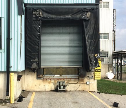 WilcoxDoor's tweet image. If your truck shelters or dock seals look like this, it's time to get them replaced! ow.ly/qAm3305b8yU #energyloss #maintenance