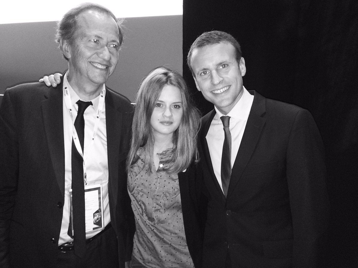 BerengerePeyrat's tweet photo. Avec @OlivierCousi et @EmmanuelMacron au #congresavocats2016 ! Remise des prix du concours "Projet innovant" #CousiRoret #batonnat2016 https://t.co/7qLVsQzvG5