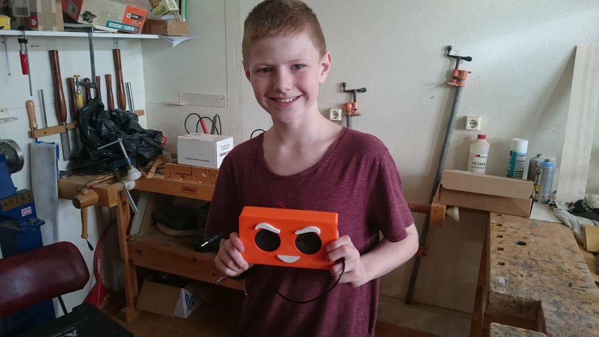 HRarson's tweet image. Kátur með prentaða hátalarann sinn