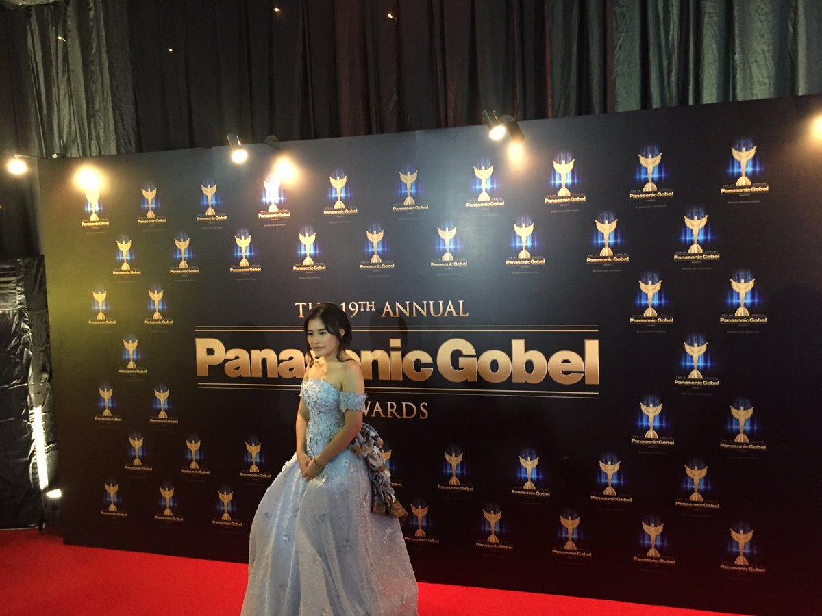 OfficialRCTI's tweet photo. Kalo yang satu ini, pasti yang kalian tunggu dari tadi ya. Yap, siapa lagi kalo bukan @PrillyBie Cantiknya 😍 #PGAwards2016 https://t.co/yHF0OGd2SD