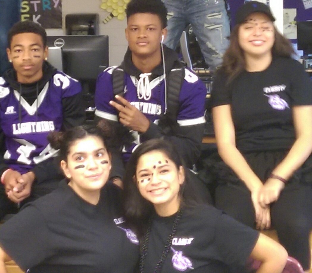 mark_renehan's tweet photo. Ready for the pep rally and it's only 9 #adayatthereach @hcpss_lrhs https://t.co/EbbH8HY7Kw