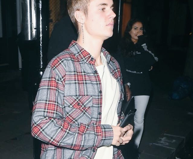 HandsOfBiebers's tweet photo. Hey guys
Retweet To Vote !!!
You tweet is vote
I Vote @justinbieber for #ArtistOfTheYear At #AMAs https://t.co/r5wbTku86P