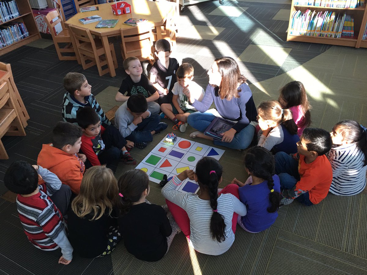 Hampton_Street's tweet image. Introducing...Blue-bots at Hampton! #introtocoding #somuchexcitement @MineolaUFSD @NaglersNotions