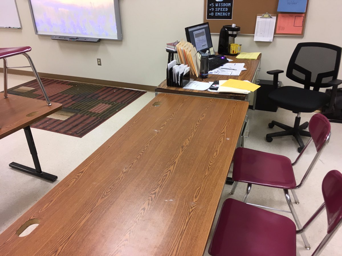 Blockzorz's tweet photo. Mega-Desk!!! #theoffice #dwightwouldbeproud https://t.co/Jhw987nDP1