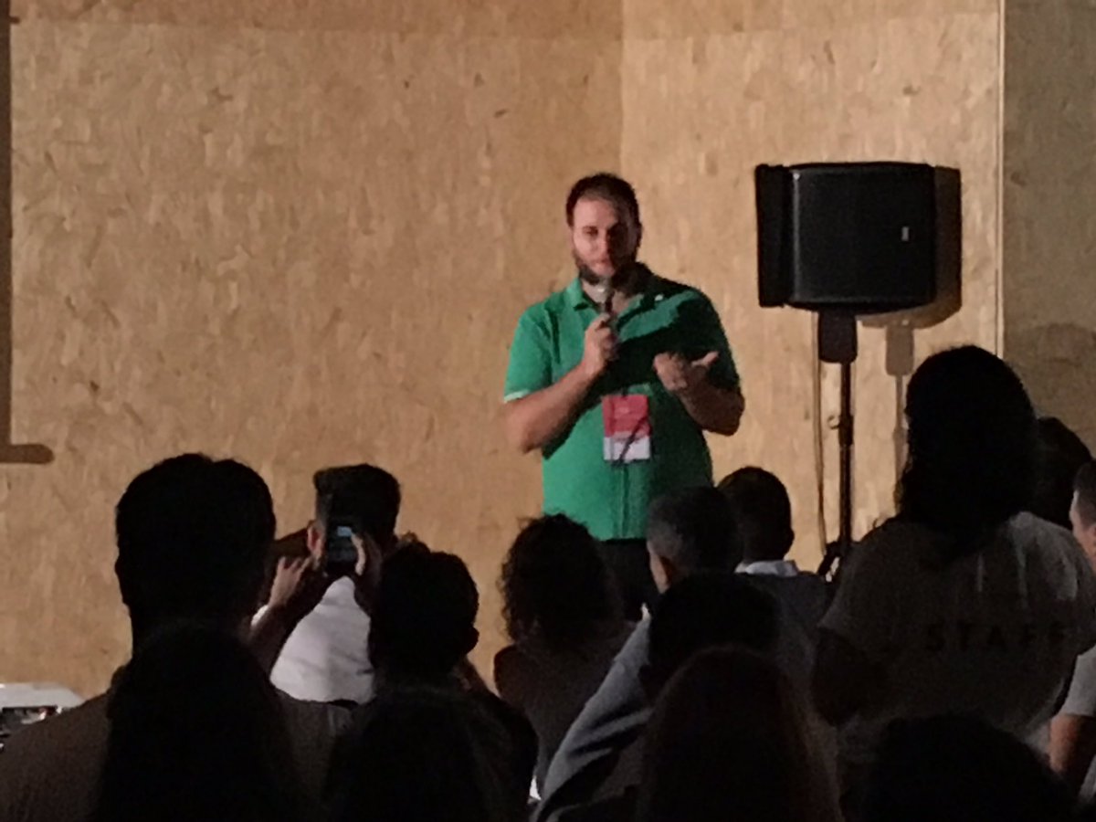 Socialupmag's tweet photo. È appena iniziato il workshop "Business model canvas". #SWCatania16 @swcatania https://t.co/9dHAmjeeLR