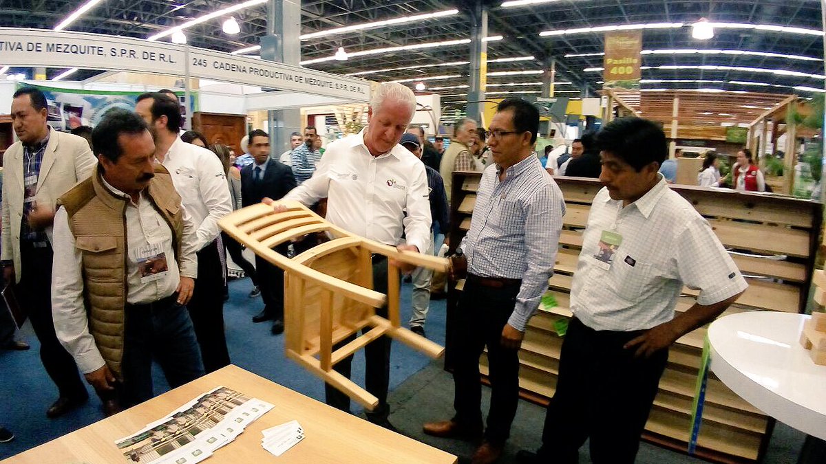 CONAFOR's tweet photo. .@JorgeRescala agradeció a los expositores su participación en #ExpoForestal, evento que fortalece el sector a nivel nacional. https://t.co/iVtEr5B7L7