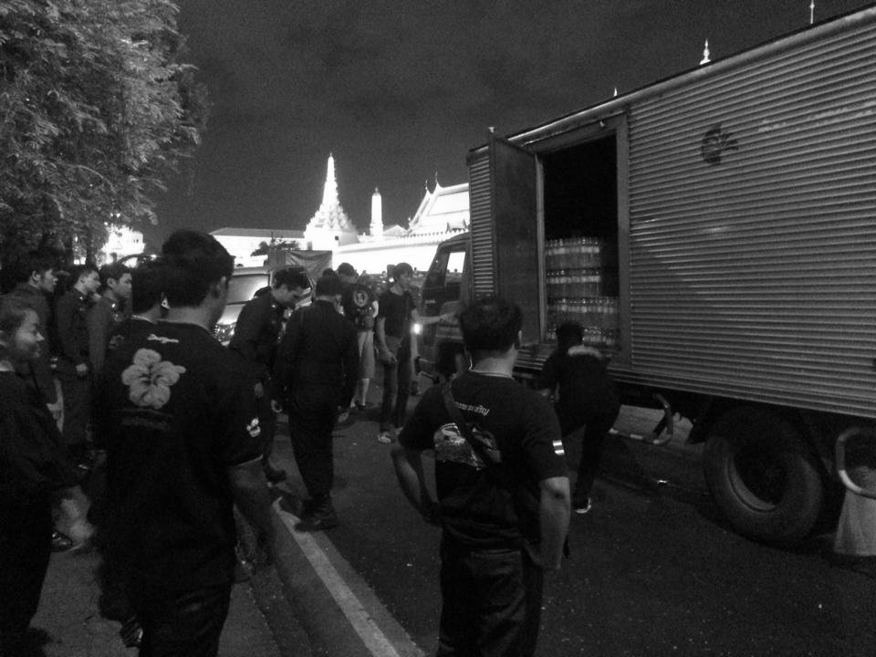fm91trafficpro's tweet photo. "น้ำใจไทย ไม่เคยขาดหาย"
กลุ่มรถซิ่งใจบุญ,กลุ่มชบา นนทบุรี ... นำน้ำดื่มจำนวน 800แพ็ค บริการฟรี ที่บริเวณถนนหน้าพระลาน หน้าประตูวิเศษไชยศรี https://t.co/PqUhUrZA84