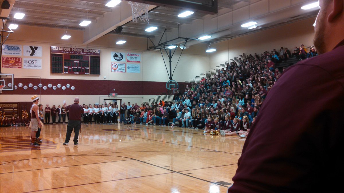 Hayden108John's tweet photo. Maroons Homecoming Pep Assembly! #MaroonsPride https://t.co/PLfgfTpo6h