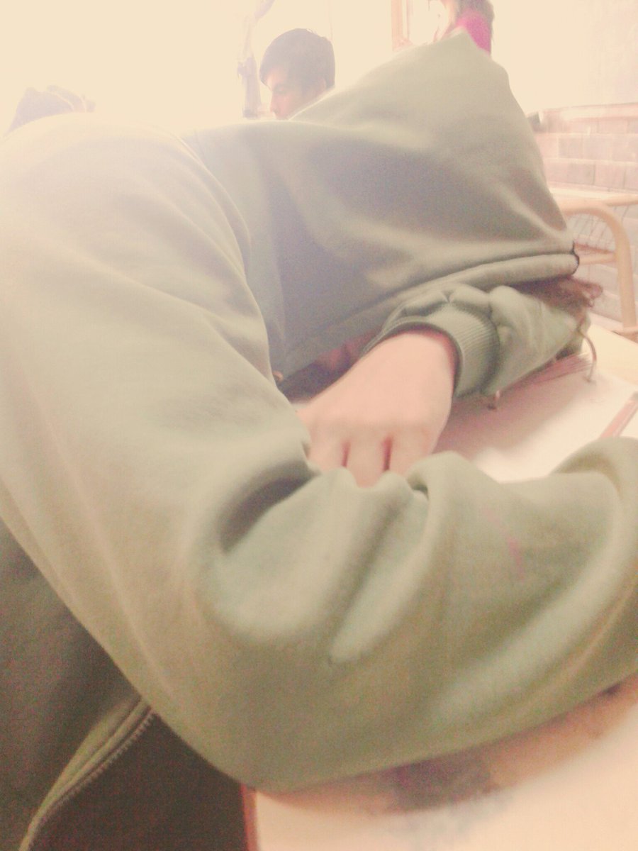 MaxiValdez20's tweet photo. Por 3era vez se duerme en la escuela 😂 https://t.co/wuugERiFts