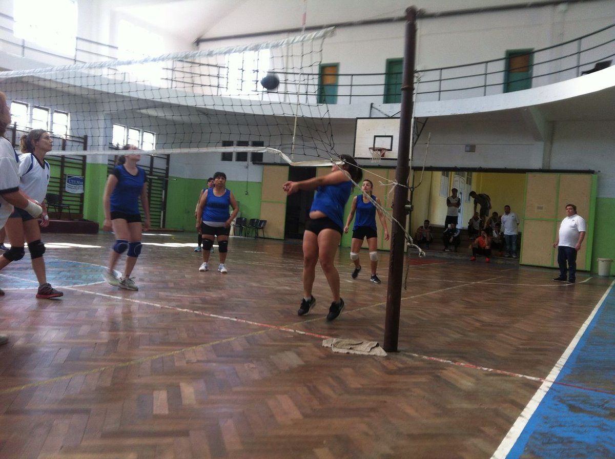 APUBA's tweet photo. #FinalDeVoley. La Selección de Voley Femenino de APUBA va ganando. Están un paso del campeonato.
¡Vamos compañeras! https://t.co/farYmAcu8L