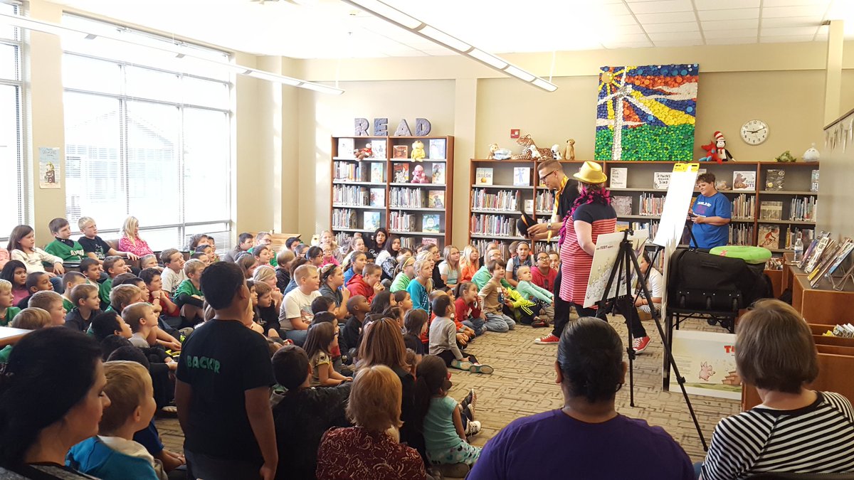 LindsySells's tweet photo. @MeindersLibrary Enjoying a great presentation from @Derek_Author https://t.co/WDxwW4cPOs