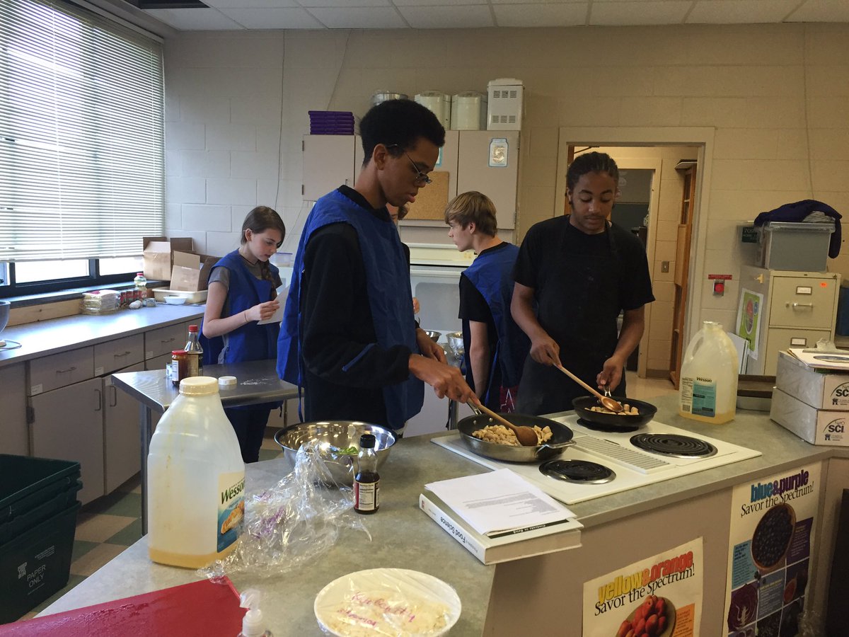ApexHigh_CTE's tweet photo. Making all of C building smell like stir fry! #stirfriday #cuttingtechniques #shouldhavetakenfoods https://t.co/LvTFZAkMvR