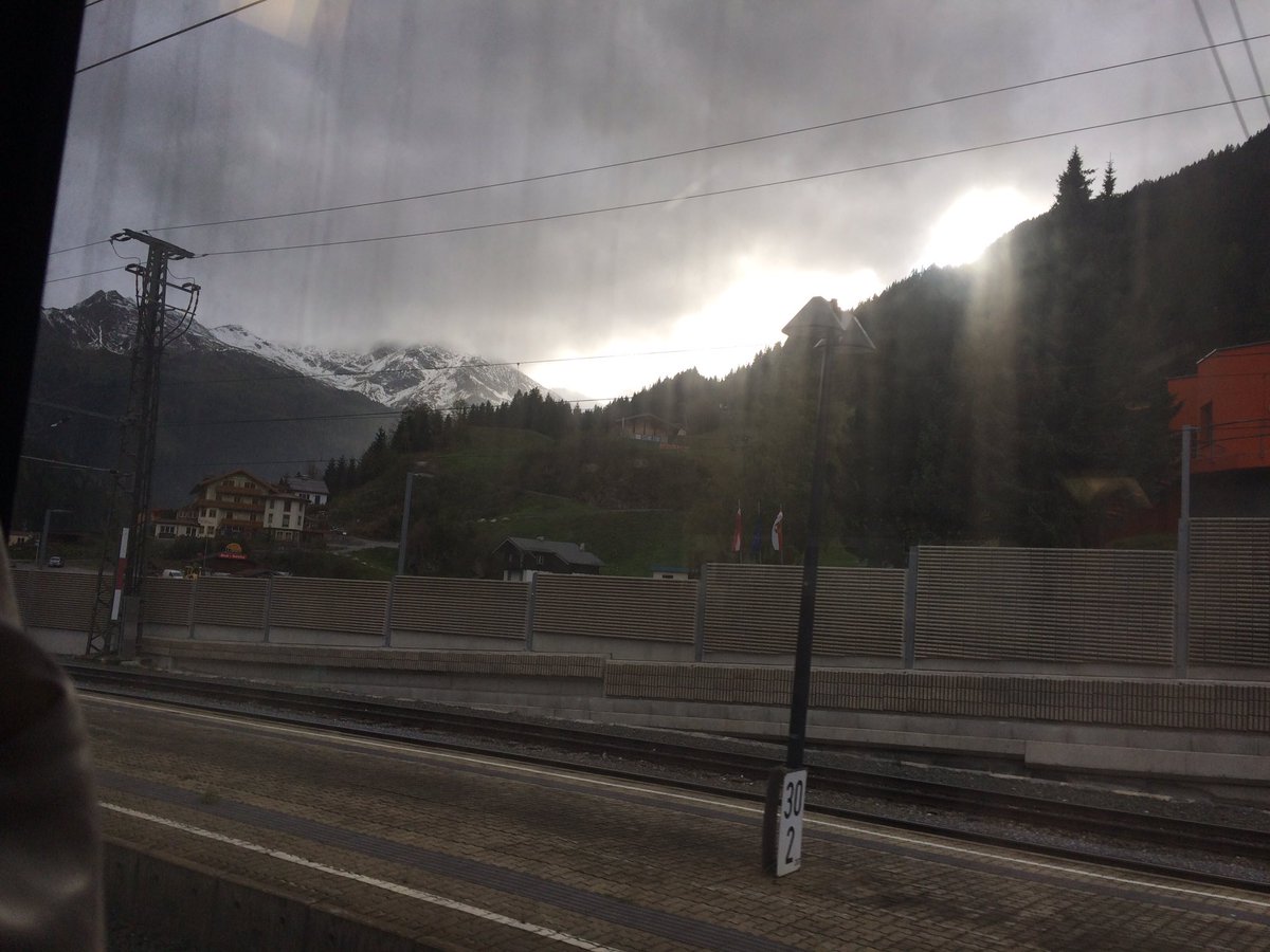 goti_mary's tweet photo. Traveling by train is really more interesting than by car😀😎#ATPing @ALTravelProject https://t.co/KM0rcFpfxb