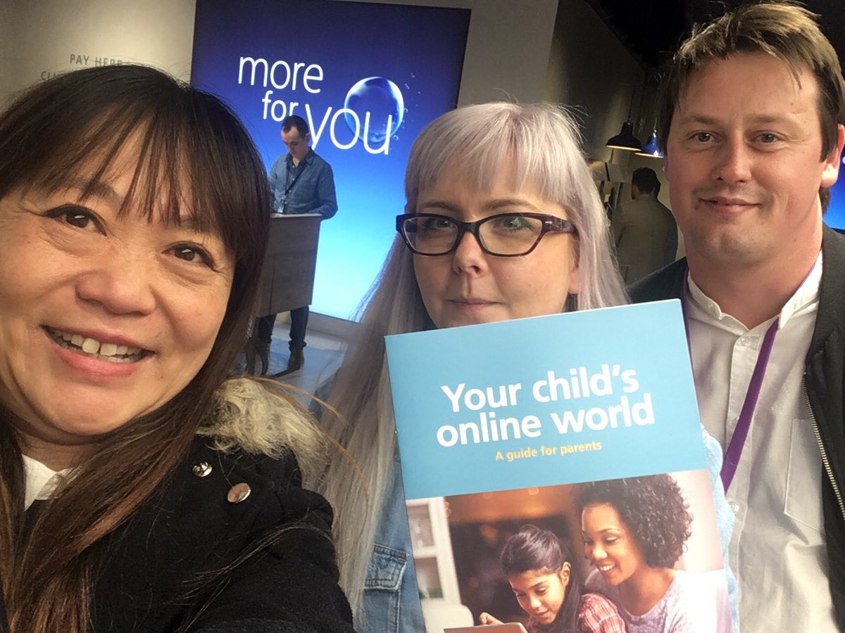 lindasfjones's tweet image. Happy to bump into @mbarrow1 #o2manchestermarketst when I visited @ElaineJenkinson talking about @nspcc #O2SmallTalks 👧🏼👦🏼