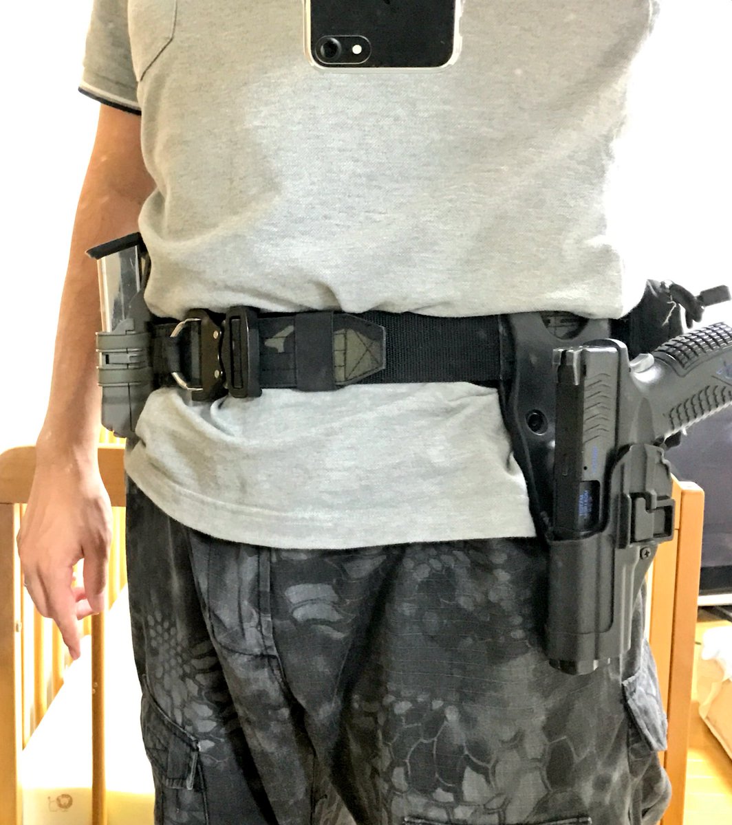 crz_8_20's tweet photo. シャツの上から装着したのと、コンパンのベルトループに内ベルト通してから装着したの。
#URTACTICAL https://t.co/pM4ozxnNOd