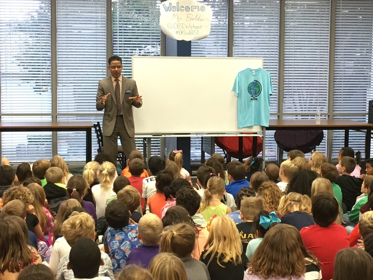 DES_3rd's tweet photo. @GregFieldsWX lesson at @DESDolphins ! #DesisBest #wfaaweather https://t.co/optyE4z9Rz