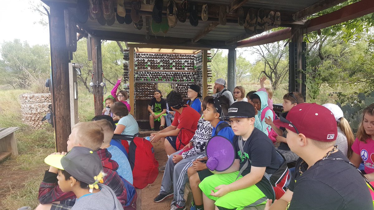 hhh_Chookas's tweet photo. Learning about the 3 Rs in a spot made from items washed up on shore or leftover from old buildings. #CGS2016 #HerndonHeroes #BulldogFamily https://t.co/SCiO6A3L30