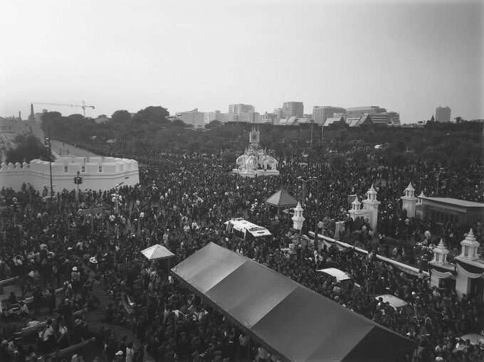 tskw_kimkaaa's tweet image. ภาพเหตุการณ์ที่ผ่านมาเพียงไม่กี่ชั่วโมง กลายเป็นภาพขาวดำบันทึกลงประวัติศาสตร์ไทย... ๑๔/๑๐/๒๕๕๙
#ขอน้อมส่งเสด็จสู่สวรรคาลัย