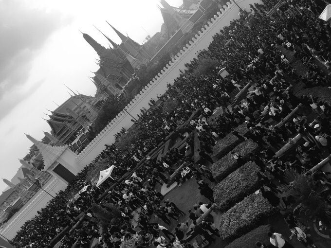 tskw_kimkaaa's tweet image. ภาพเหตุการณ์ที่ผ่านมาเพียงไม่กี่ชั่วโมง กลายเป็นภาพขาวดำบันทึกลงประวัติศาสตร์ไทย... ๑๔/๑๐/๒๕๕๙
#ขอน้อมส่งเสด็จสู่สวรรคาลัย