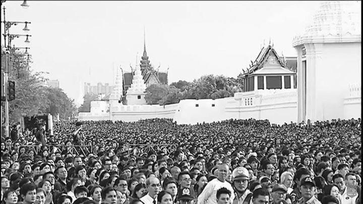 tskw_kimkaaa's tweet image. ภาพเหตุการณ์ที่ผ่านมาเพียงไม่กี่ชั่วโมง กลายเป็นภาพขาวดำบันทึกลงประวัติศาสตร์ไทย... ๑๔/๑๐/๒๕๕๙
#ขอน้อมส่งเสด็จสู่สวรรคาลัย